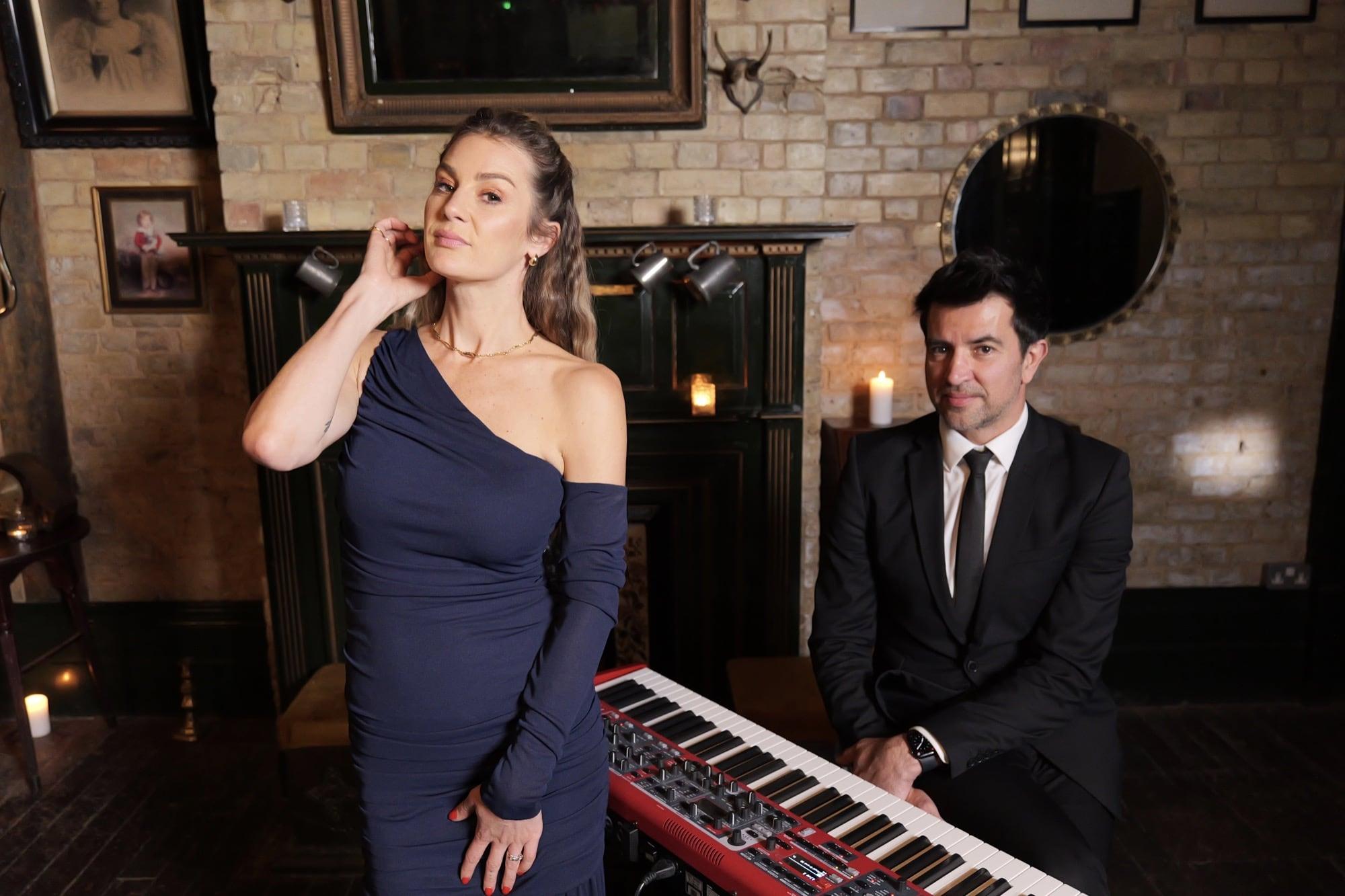 Jazz duo perform soulful covers 